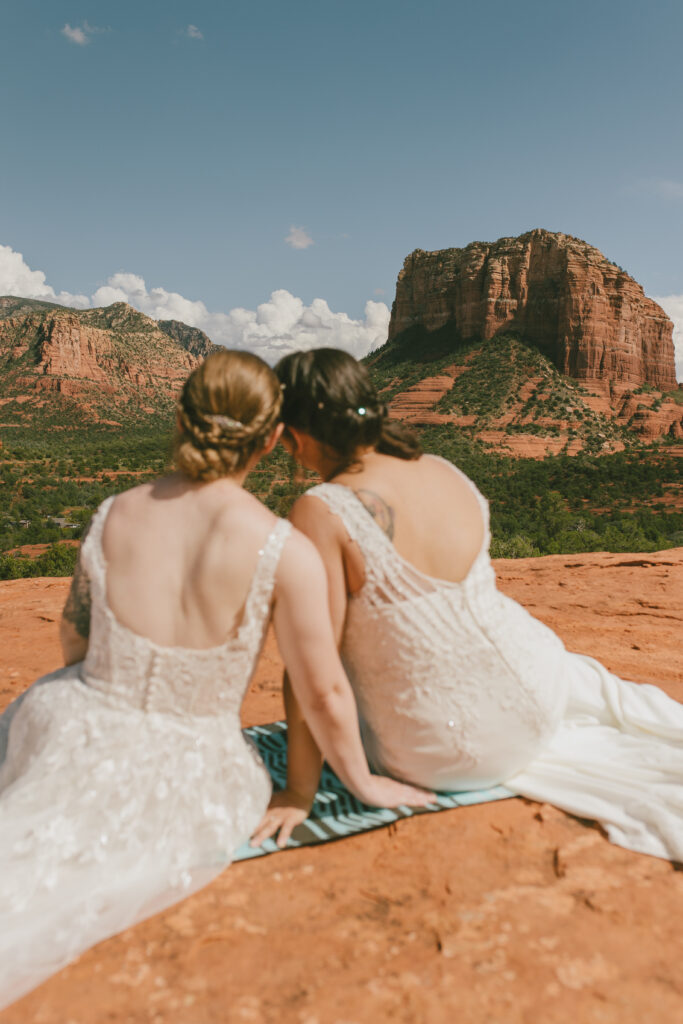 Stunning Sedona Elopement backdrop with the brides, Miki and Morgan